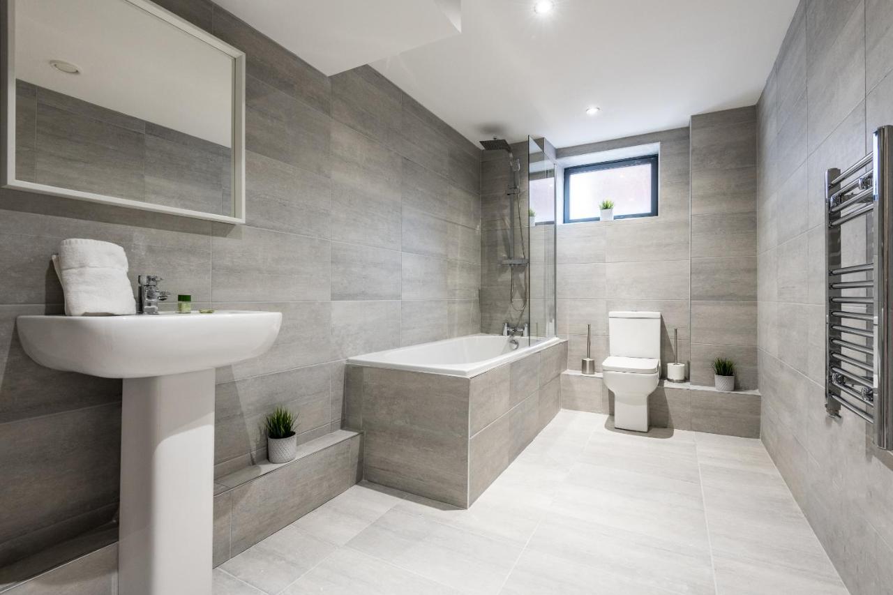 Host Apartments - Contemporary 3 Bed Apt With Balcony - Perfect For Long Stays Liverpool Exterior foto